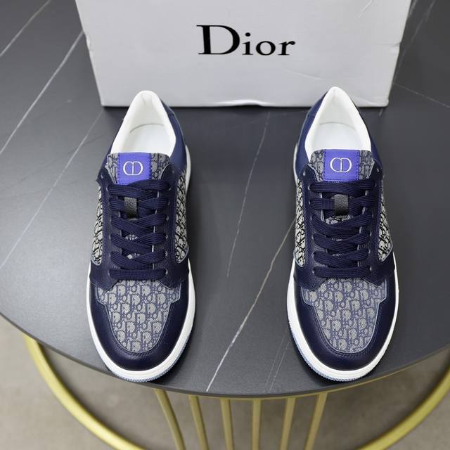 出厂价： 品牌：迪奥dior 标准码：男码38 44 45可以定做 等级：官网同款 材料：原版牛皮料 舒适透气内里 原版耐磨柔软大底 款式类别：休闲运动版 年轻